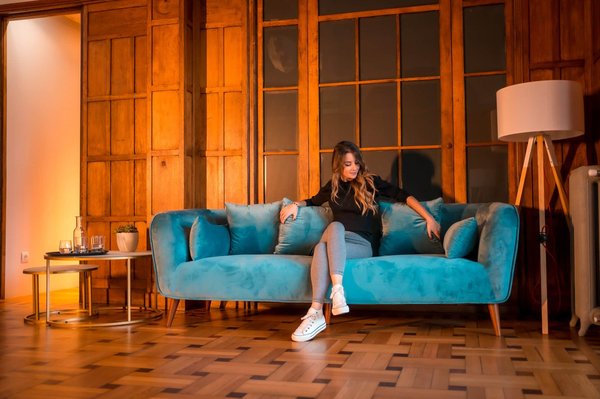 Comment sublimer votre salon avec un canapé bleu canard ?