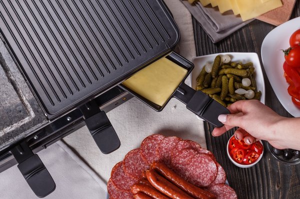 Quelles sont les caractéristiques à connaître pour faire le bon choix d'un appareil à raclette?