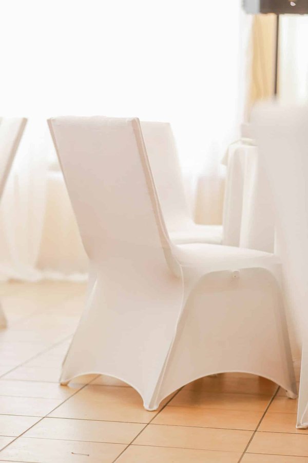 Housse de chaise pour grand dossier : quel tissu choisir ?